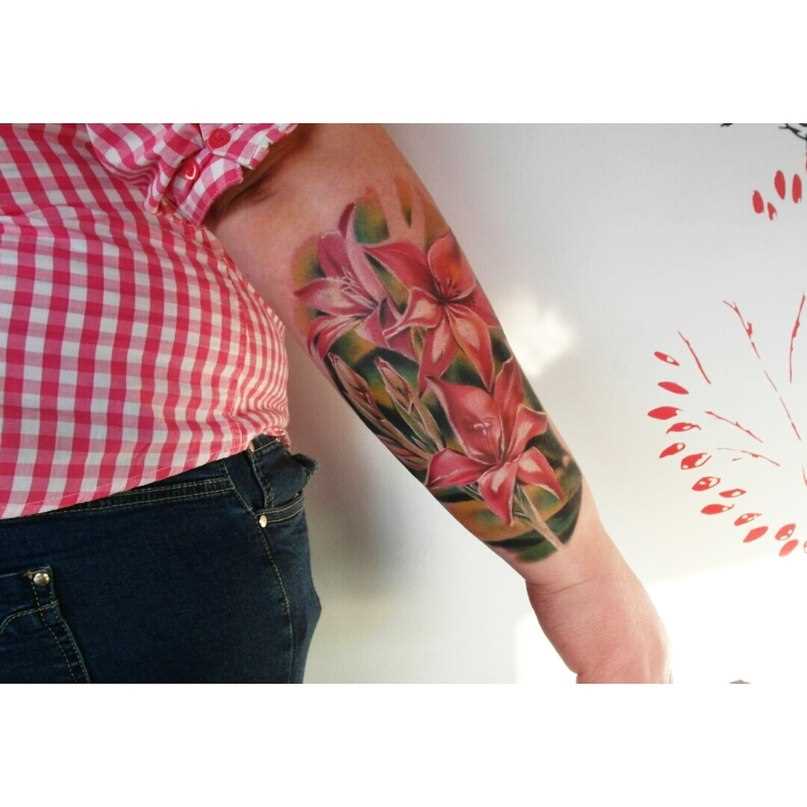 Flores na mão meninas - tattoo na cor