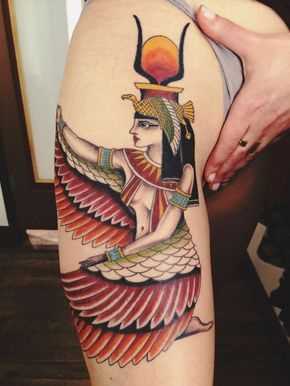 Foto a cores da tatuagem da deusa isis em estilo egípcio em sua coxa da menina
