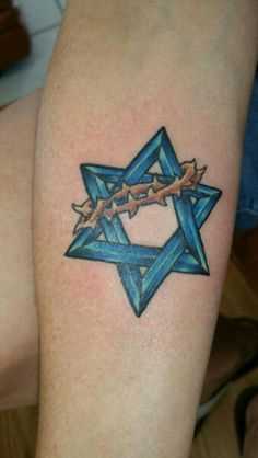 Foto a cores da tatuagem da estrela de david no bairro judeu de estilo no antebraço da menina