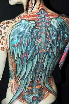 Foto a cores de tatuagem com asas no estilo organika na parte de trás da menina