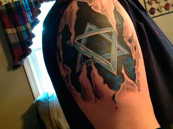 Foto a cores de tatuagem da estrela de david no bairro judeu de estilo no ombro do cara