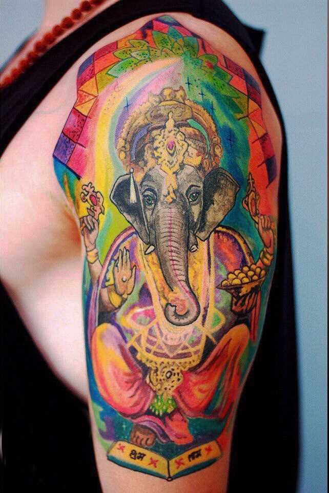 Foto a cores de tatuagem de ganesh em estilo indiano no ombro do cara