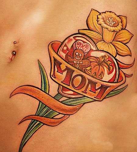 Foto a cores de tatuagem de narcisos na barriga da menina