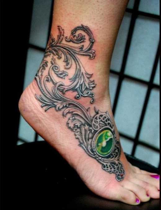 Foto a cores de uma tatuagem em estilo barroco na planta do pé da menina