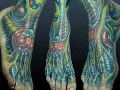 Foto a cores de uma tatuagem em estilo organika na planta do pé do cara