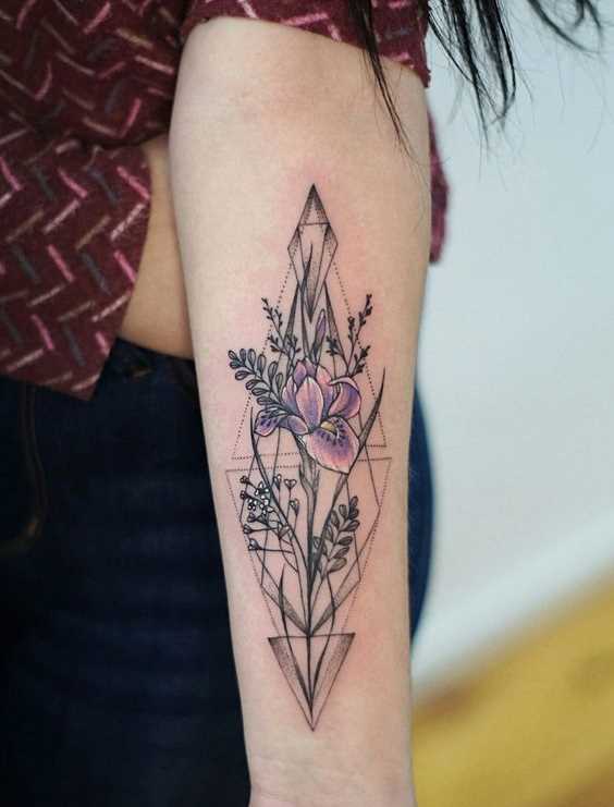 Foto da bela tatuagem de cores no estilo de geometria no antebraço da menina