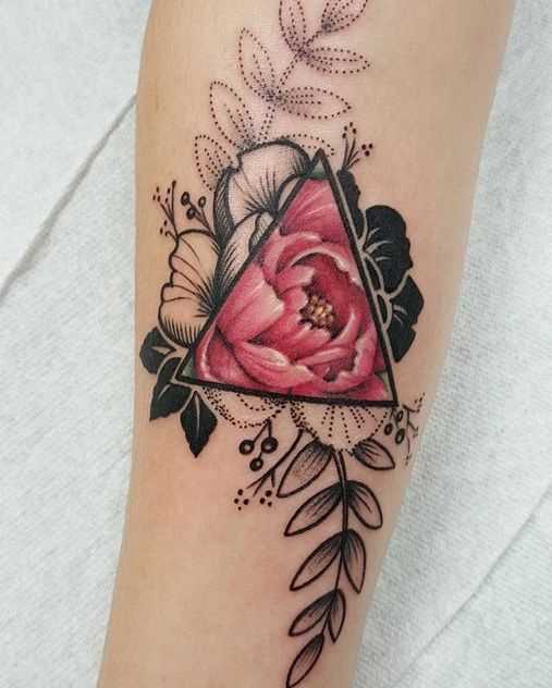 Foto da bela tatuagem de rosas no estilo de geometria no antebraço da menina