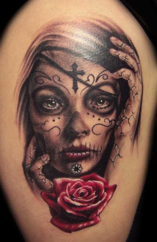 Foto da bela tatuagem de uma menina de estilo gótico no quadril da menina