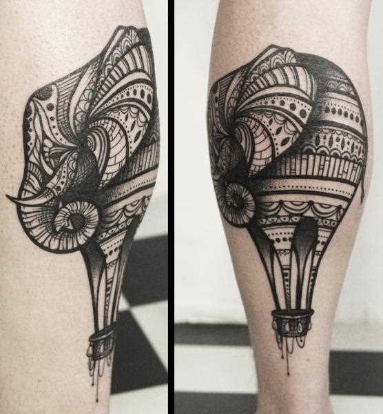 Foto da bela tatuagem no estilo de um gráfico sobre a perna de um cara