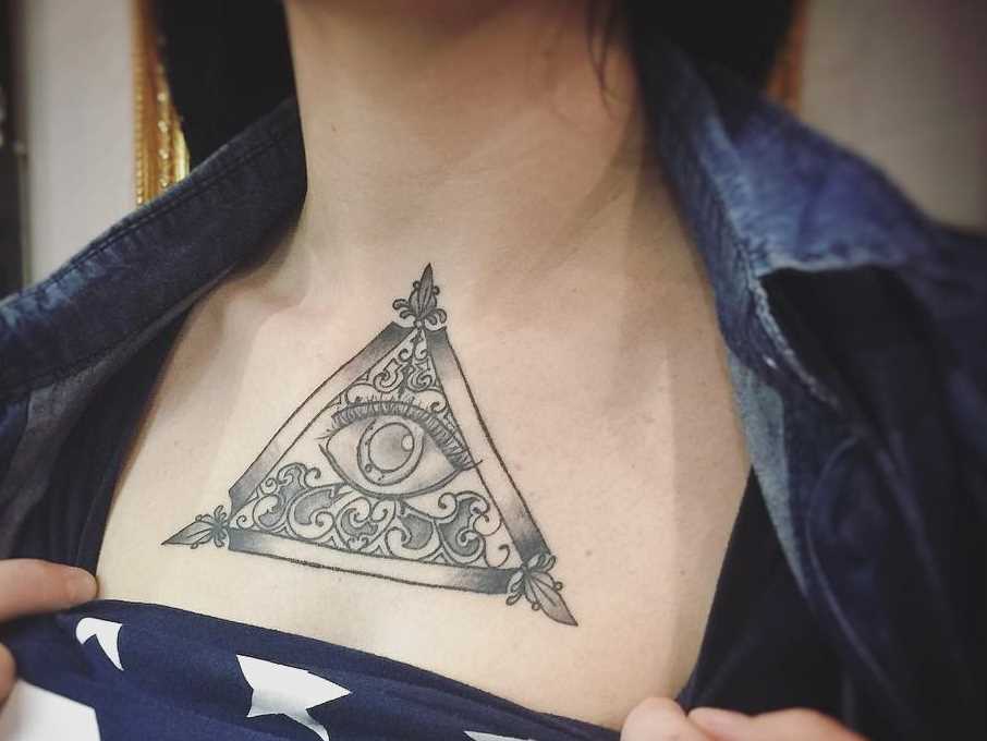 Foto da bela tatuagem piscar de olhos que tudo vê no peito da menina