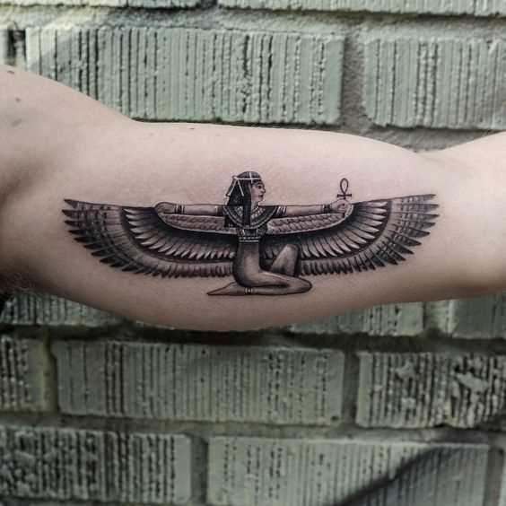 Foto da tatuagem da deusa isis em estilo egípcio na mão de um cara