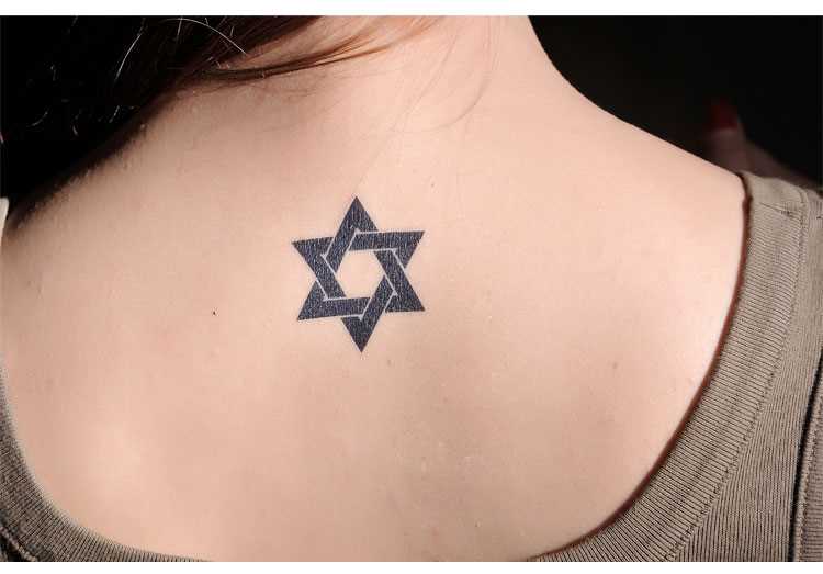 Foto da tatuagem da estrela de david no bairro judeu de estilo espinha de meninas