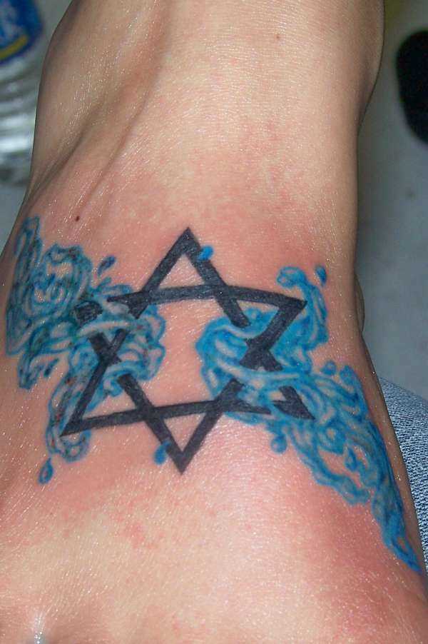 Foto da tatuagem da estrela de david no bairro judeu de estilo no antebraço cara