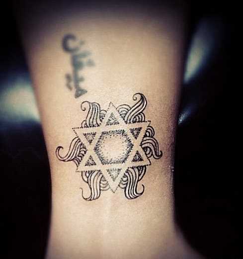 Foto da tatuagem da estrela de david no bairro judeu de estilo sobre a perna da menina