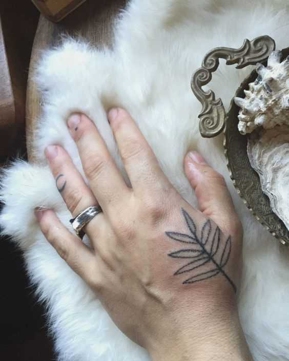 Foto da tatuagem da folha de estilo handpoke no pincel cara