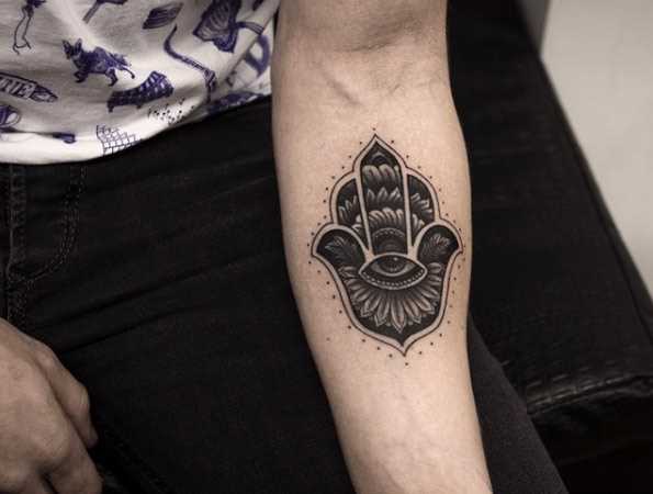 Foto da tatuagem da mão de miriam no bairro judeu de estilo no antebraço cara