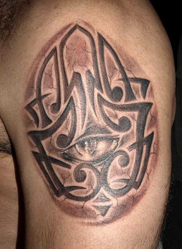 Foto da tatuagem da mão de miriam no bairro judeu de estilo no ombro do cara