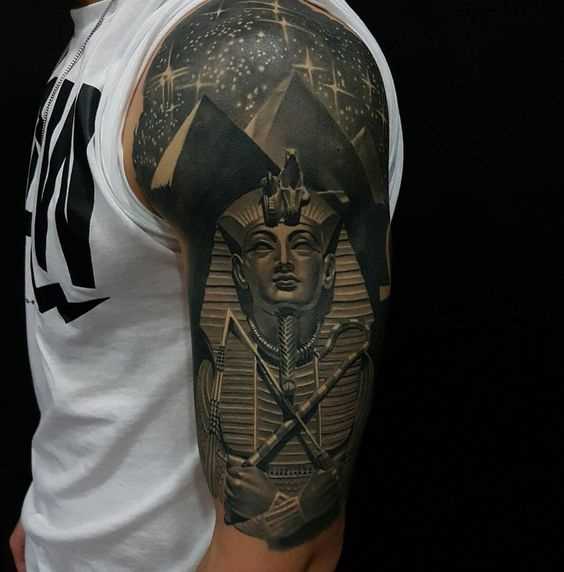 Foto da tatuagem do faraó em estilo egípcio no ombro do cara