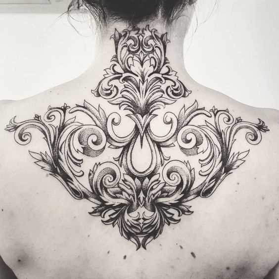 Foto da tatuagem em estilo barroco na parte de trás da menina
