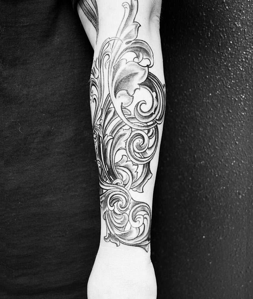 Foto da tatuagem em estilo barroco no antebraço da menina