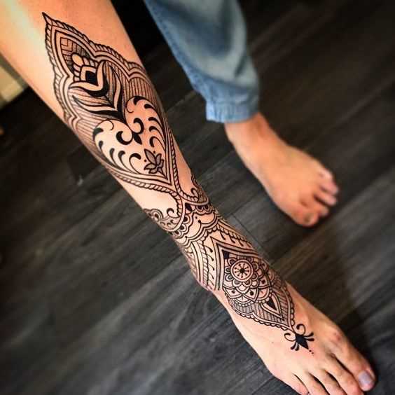 Foto da tatuagem em estilo barroco sobre a perna da menina