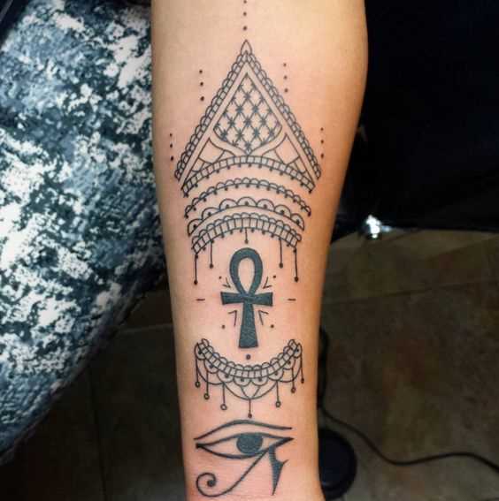 Foto da tatuagem em estilo egípcio no antebraço da menina