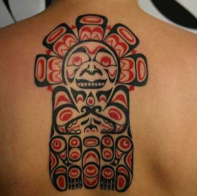 Foto da tatuagem em estilo haida nas costas do cara