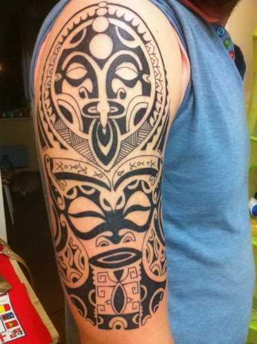 Foto da tatuagem em estilo haida no ombro do cara