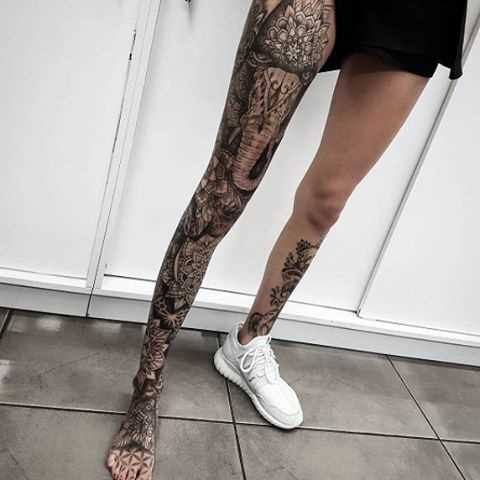 Foto da tatuagem em estilo indiano, no pé de uma menina