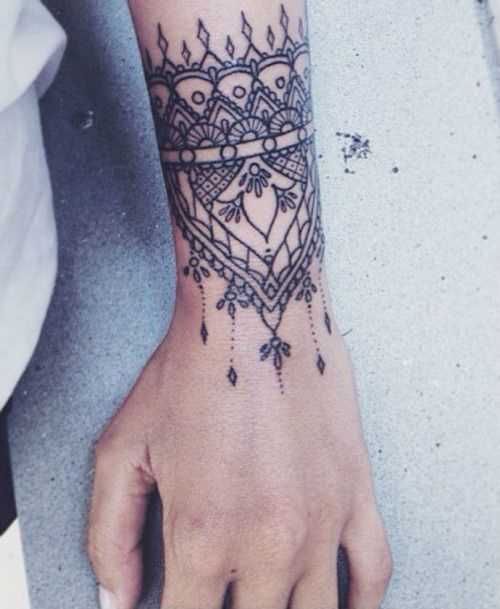 Foto da tatuagem em estilo indiano, no pulso da menina