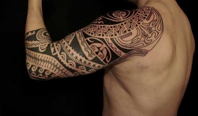 Foto da tatuagem em estilo polinésia na manga cara