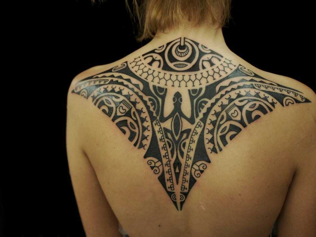 Foto da tatuagem em estilo polinésia nas costas do cara