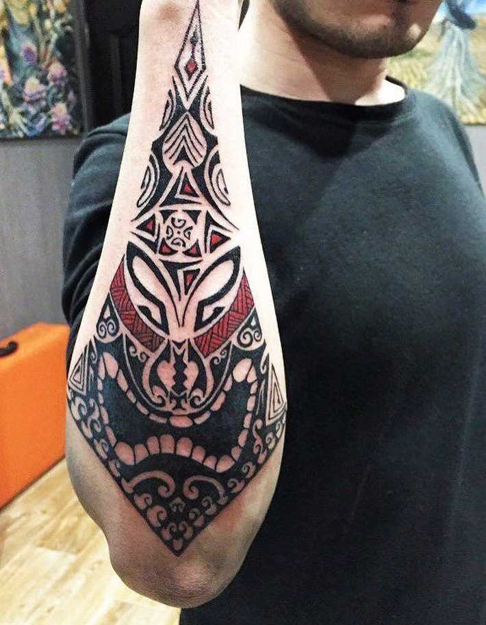 Foto da tatuagem em estilo polinésia no antebraço cara