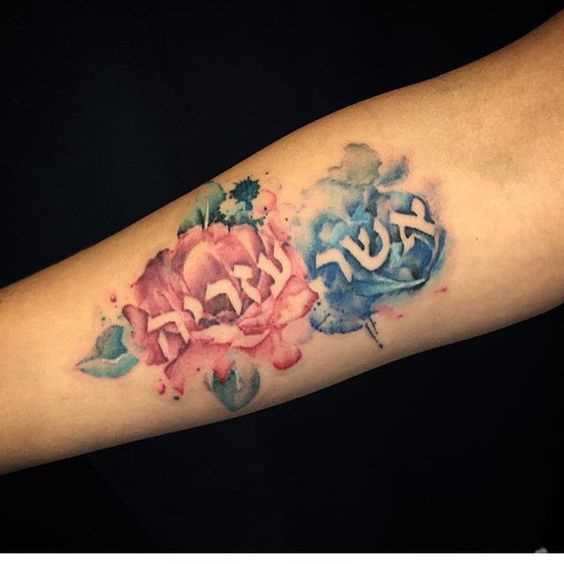 Foto da tatuagem escritos em hebraico em hebraico estilo no antebraço da menina