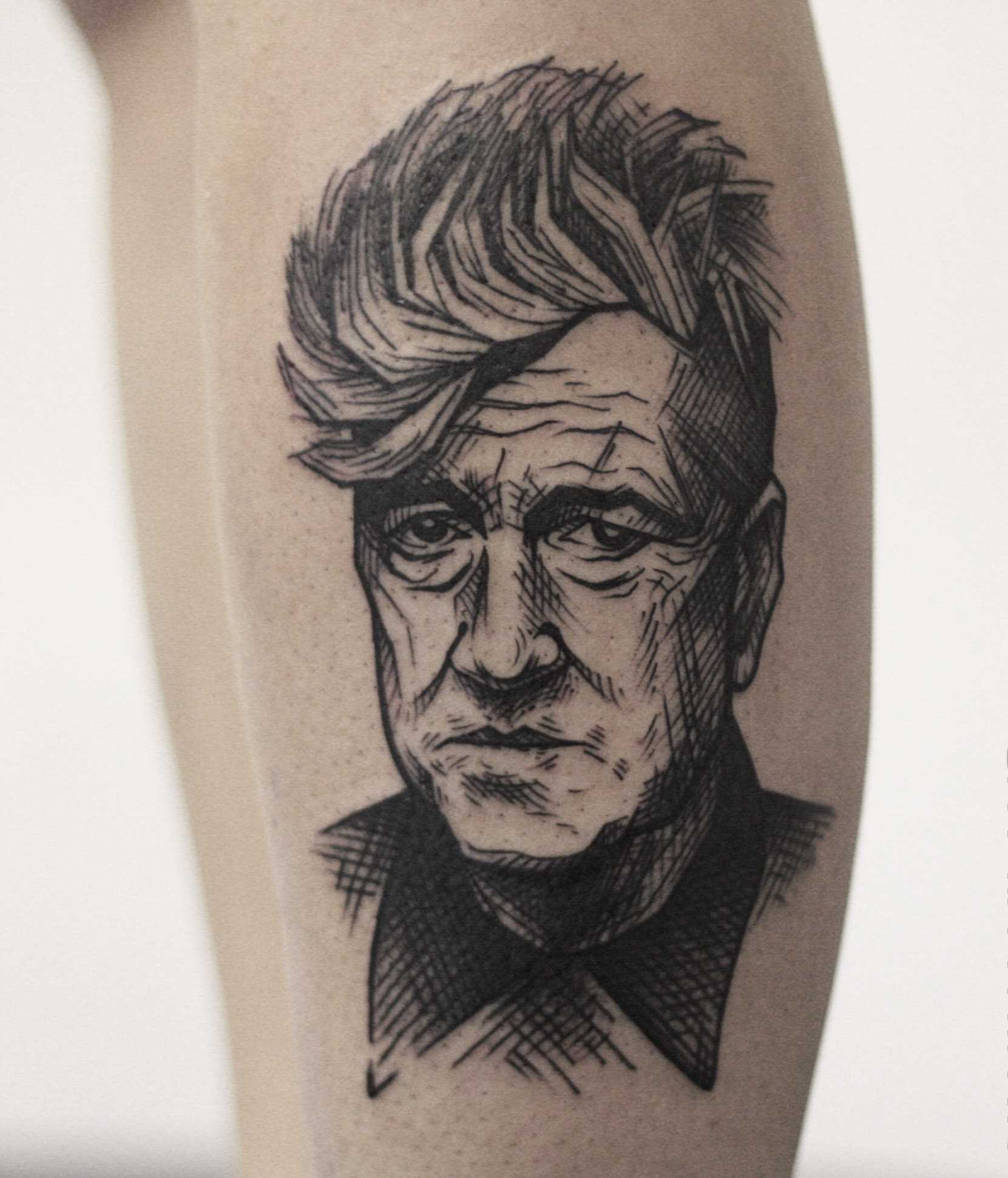 Foto da tatuagem homens no estilo de um gráfico sobre a perna da menina