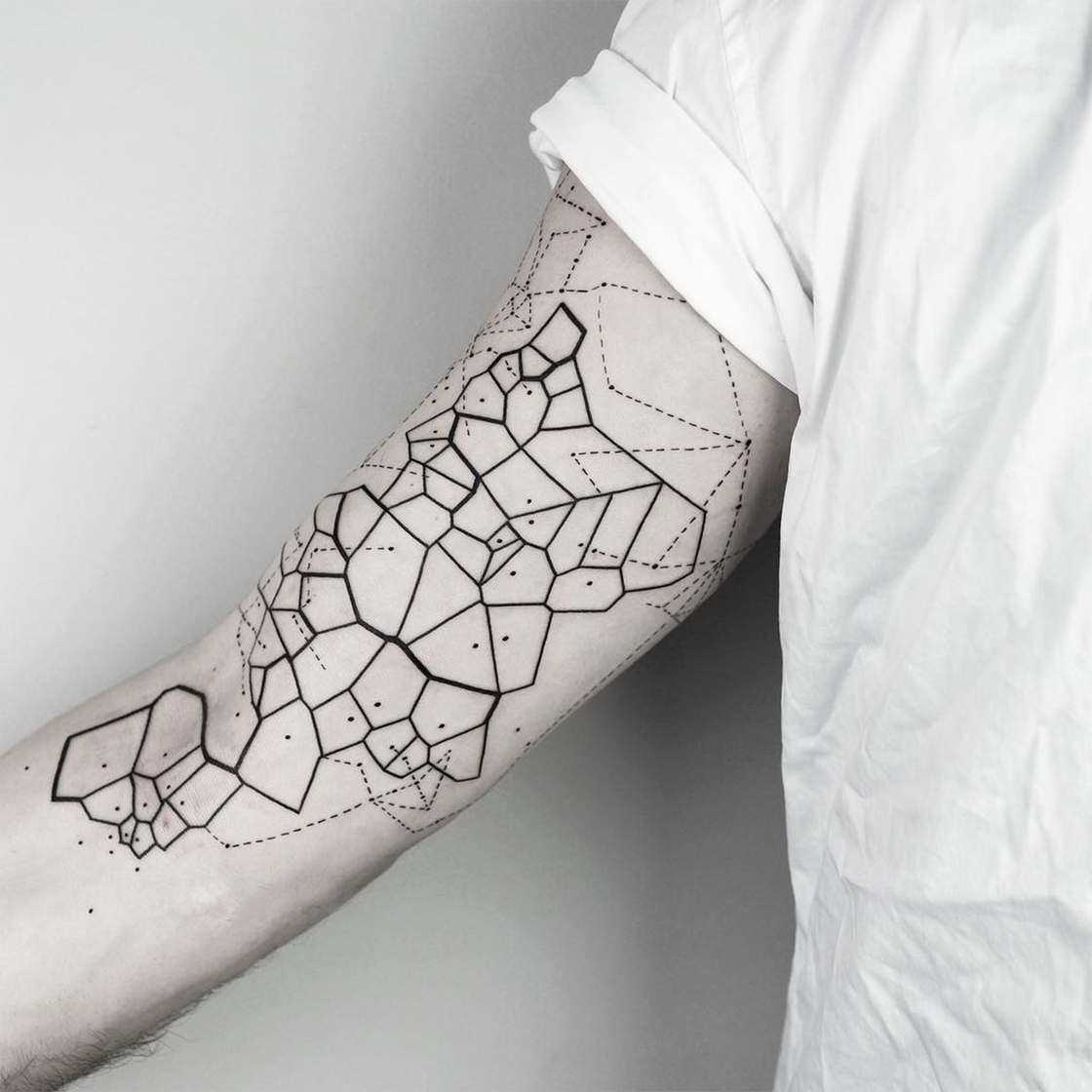 Foto da tatuagem no estilo de geometria na mão de um cara