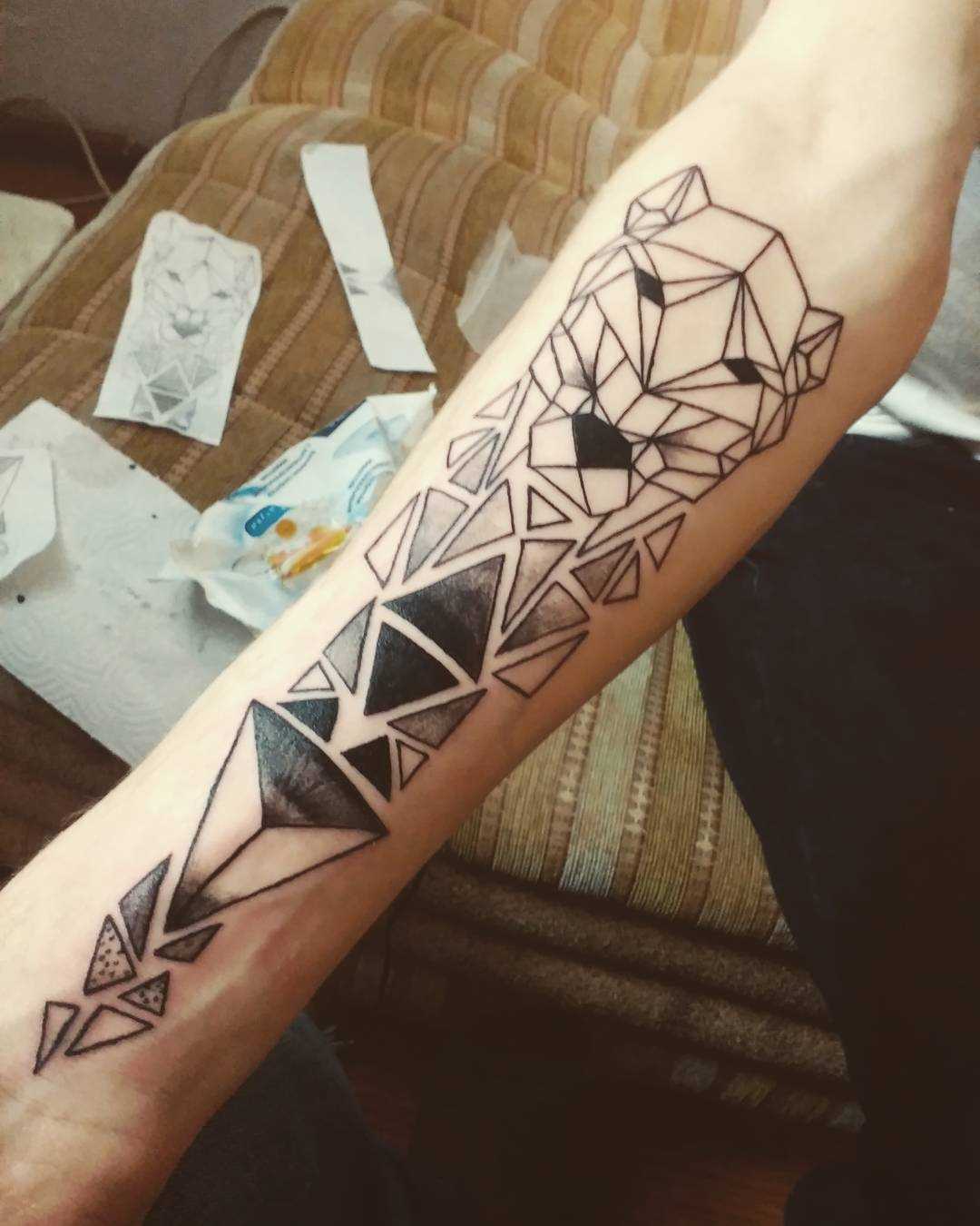 Foto da tatuagem no estilo de geometria no antebraço cara