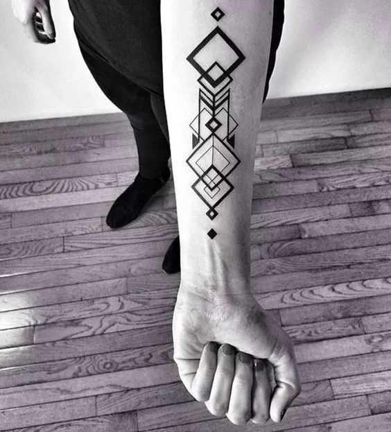 Foto da tatuagem no estilo de geometria no antebraço da menina
