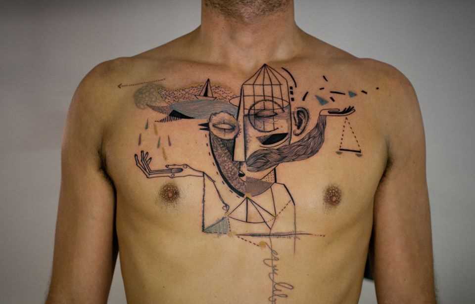 Foto da tatuagem no estilo do surrealismo na cara no peito
