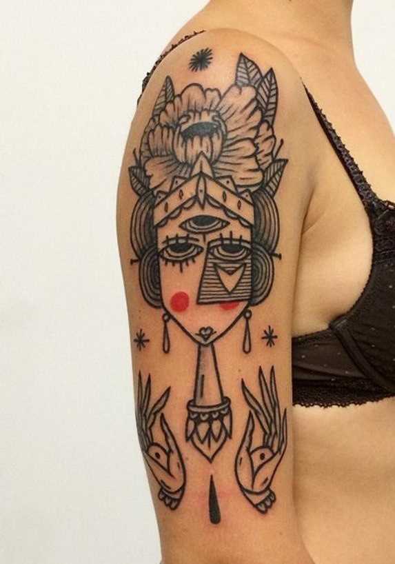 Foto da tatuagem no estilo do surrealismo no ombro da menina