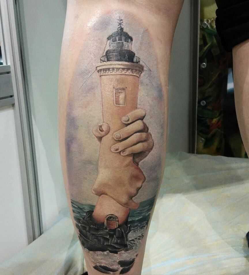 Foto da tatuagem no estilo do surrealismo sobre a perna de um cara
