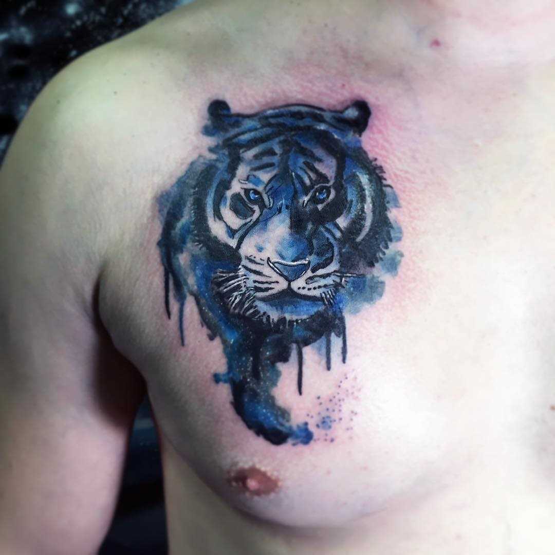Foto de azul tatuagem de um tigre no estilo aquarela na cara no peito