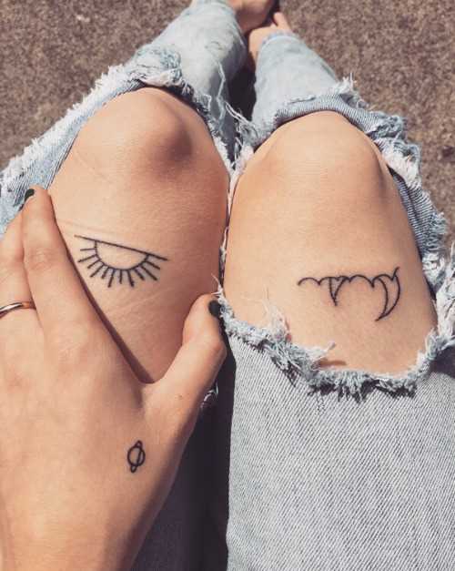 Foto de menores de tatuagem em estilo handpoke nas pernas da menina