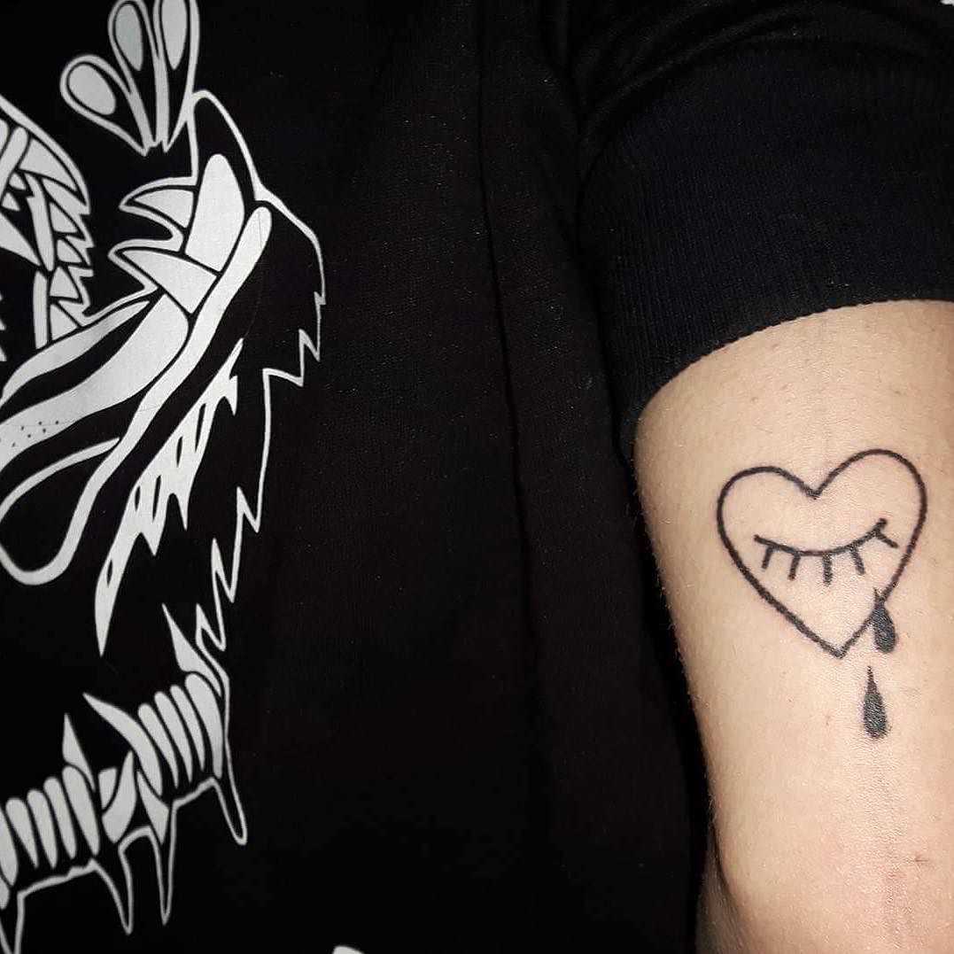 Foto de tatuagem, o choro do coração de estilo handpoke no ombro do cara
