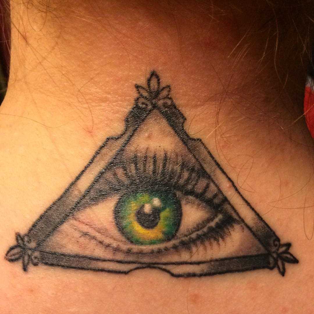 Foto de uma pequena tatuagem piscar de olhos que tudo vê na parte de trás da menina