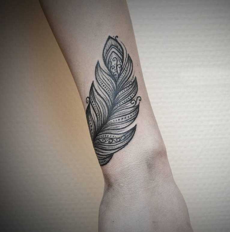 Foto de uma tatuagem de caneta no estilo de gráfico no pulso da menina