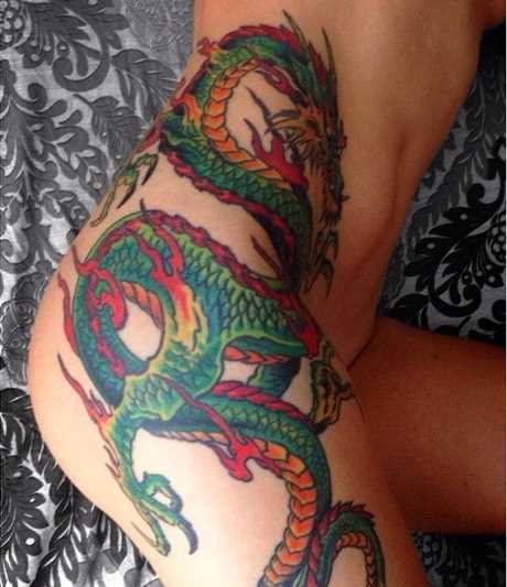 Foto de uma tatuagem de dragão no estilo oriental ao lado de meninas