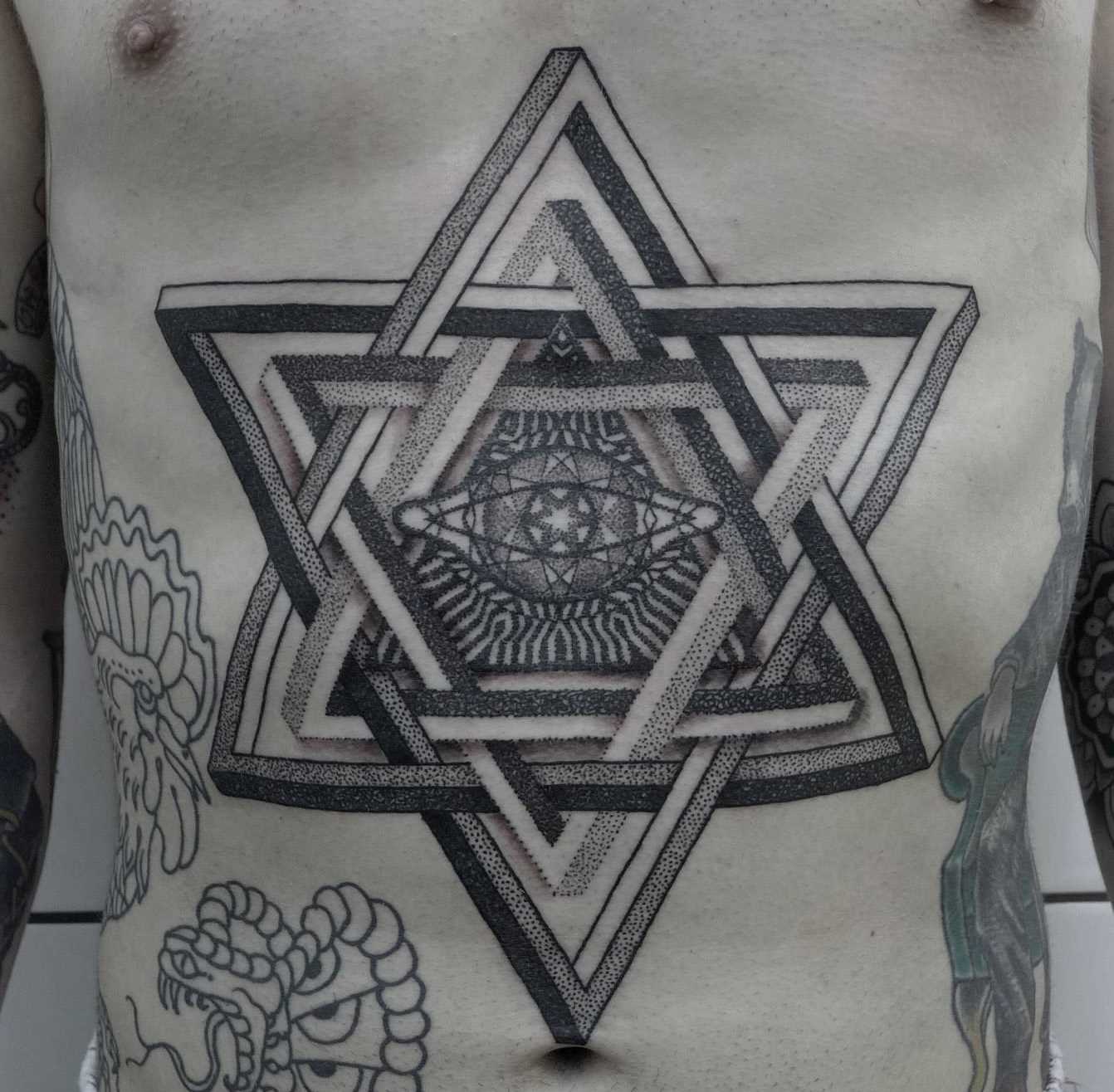 Foto de uma tatuagem de estrela de davi em hebraico estilo na cara no peito