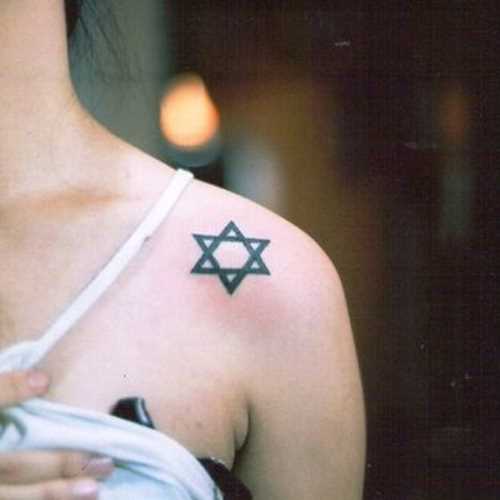 Foto de uma tatuagem de estrela de davi em hebraico estilo na clavícula menina