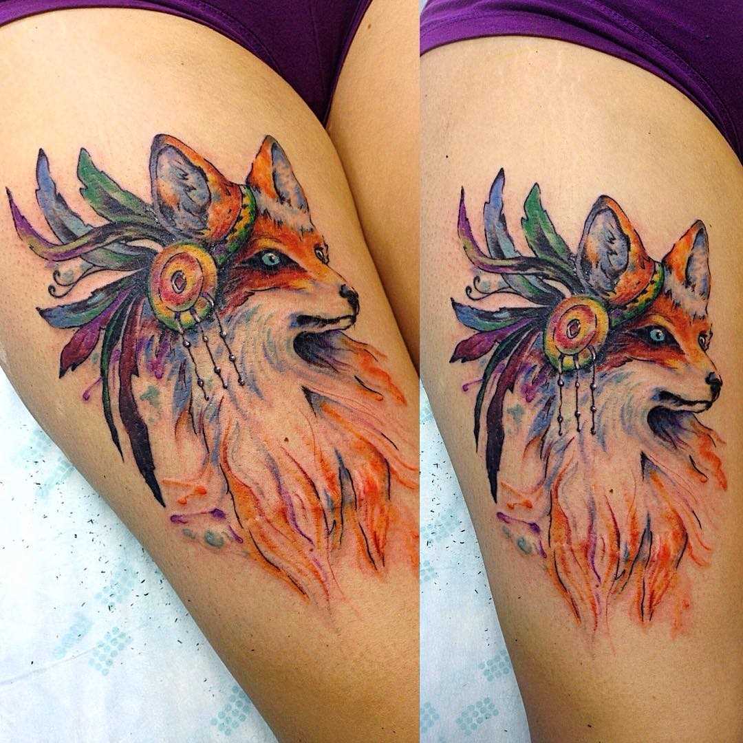 Foto de uma tatuagem de uma raposa no estilo aquarela no quadril da menina